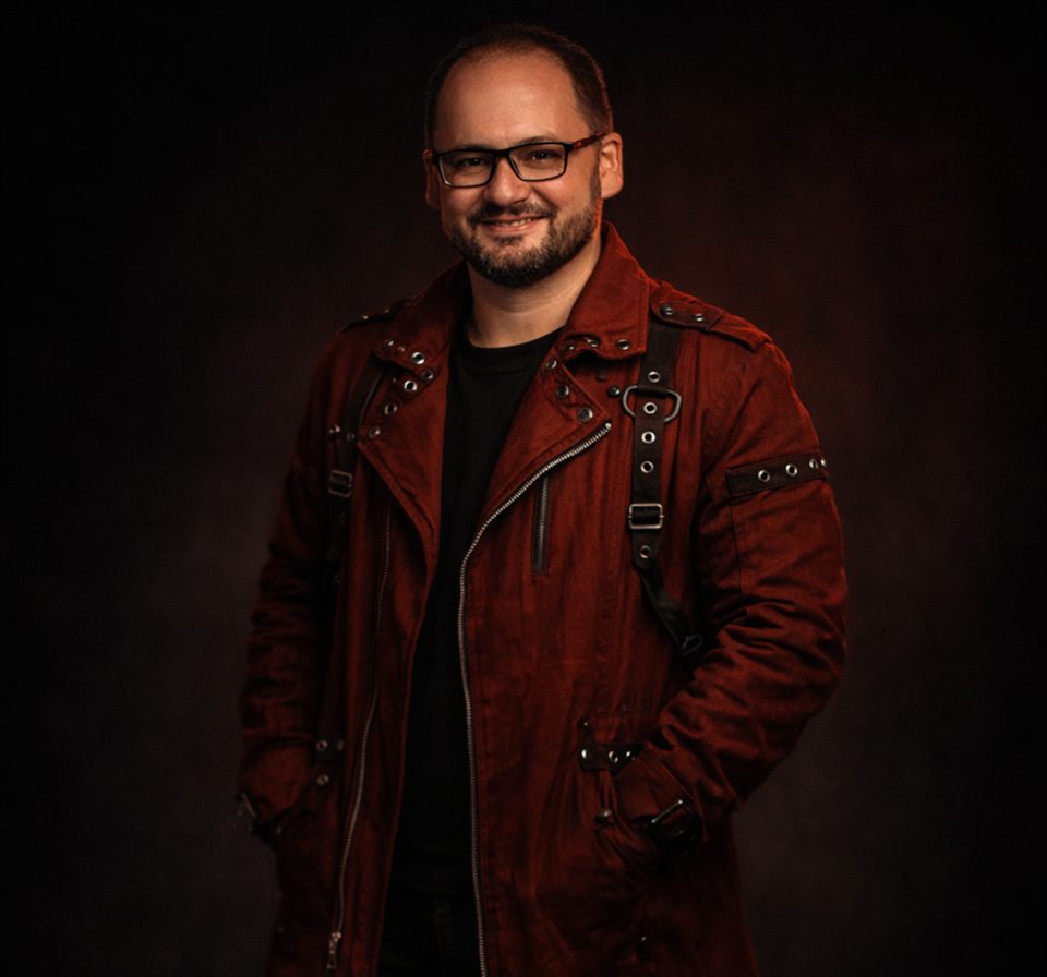 John Rivav en retrato artístico para su comunidad exclusiva